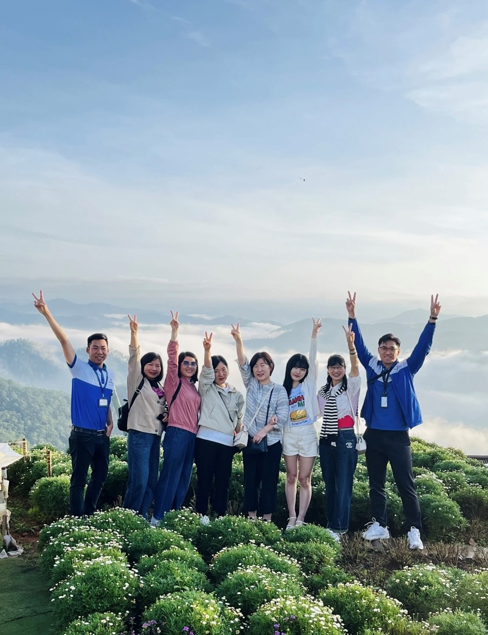 Check-in khắp nẻo đường đất nước: Cờ hoa rực rỡ từ Bắc vào Nam - ảnh 19