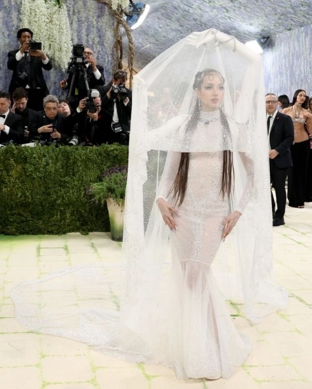 Blackpink và “cơn sóng” điêu khắc cơ thể làm chủ thảm xanh Met Gala 2026 - ảnh 3