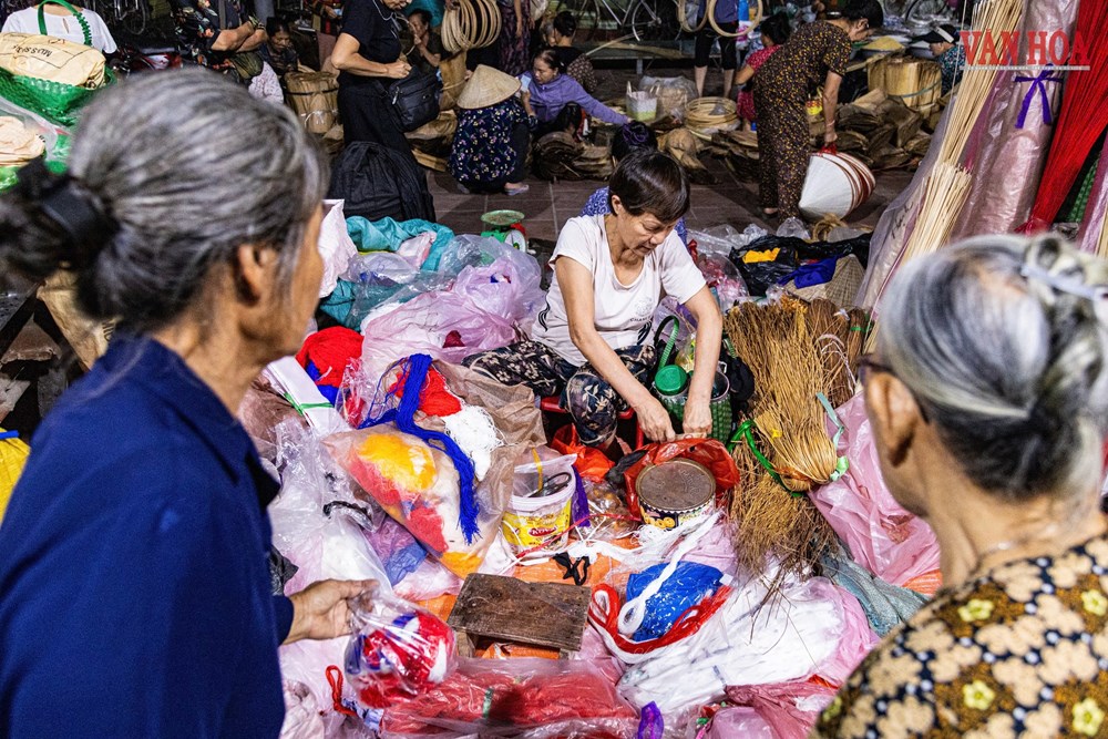 Ghé thăm phiên chợ nón làng Chuông - ảnh 2