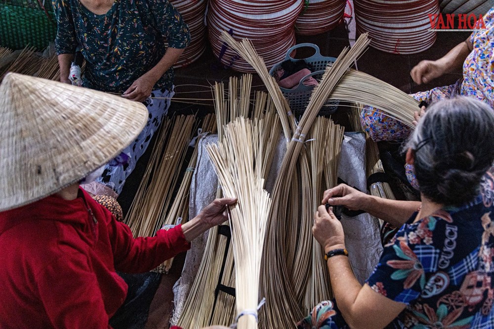 Ghé thăm phiên chợ nón làng Chuông - ảnh 4