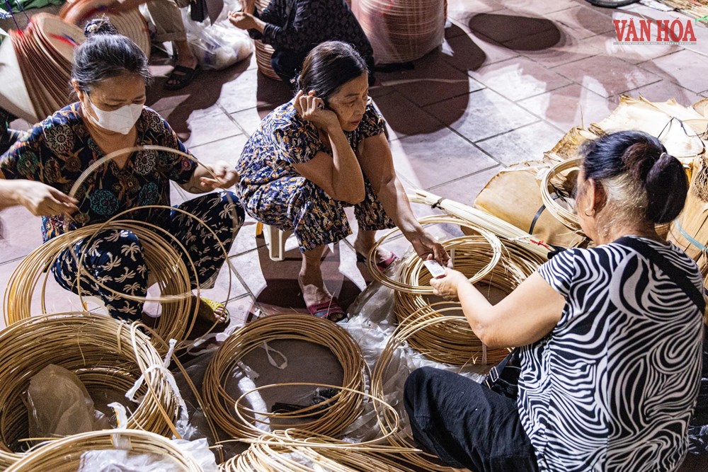 Ghé thăm phiên chợ nón làng Chuông - ảnh 6