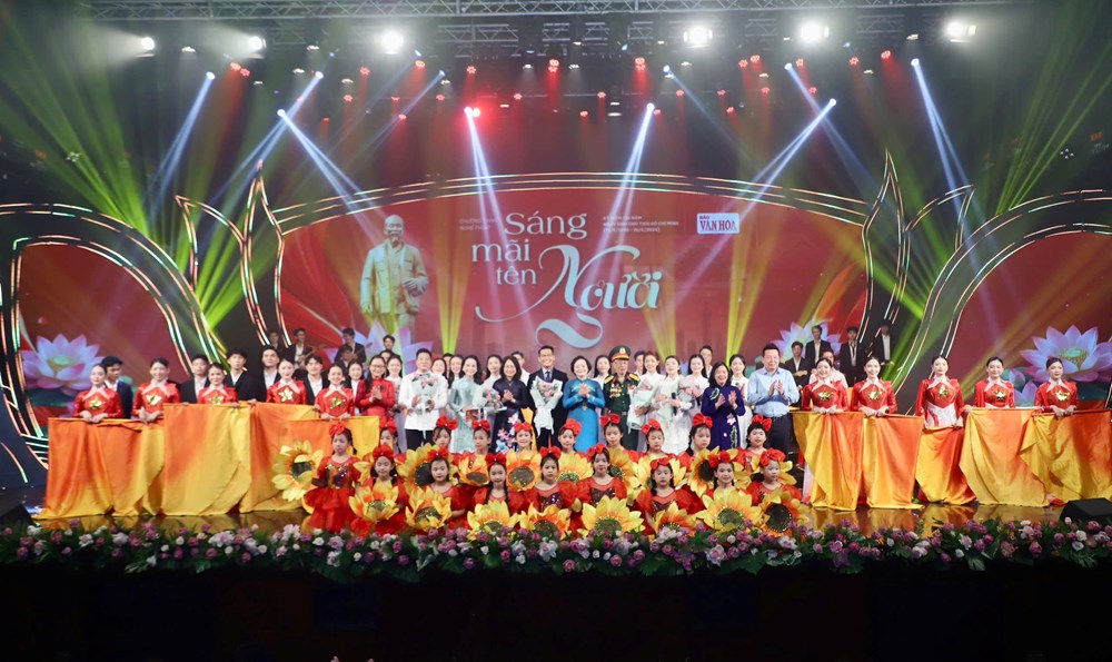 Báo chí dành lời khen cho chương trình nghệ thuật “Sáng mãi tên Người”  - ảnh 1