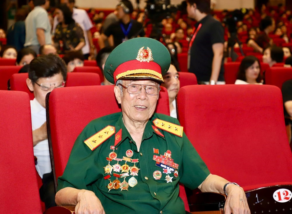 Báo chí dành lời khen cho chương trình nghệ thuật “Sáng mãi tên Người”  - ảnh 5
