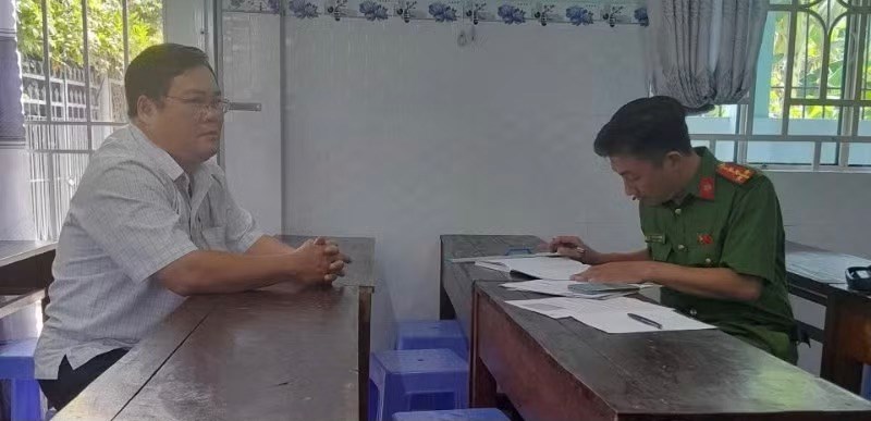 Đánh nam sinh bầm lưng vì gỡ miếng lót ghế, thầy giáo bị phạt 7 triệu đồng - ảnh 1