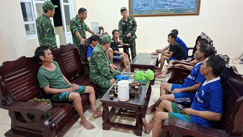 Quảng Ninh: Cứu nạn thành công 9 thuyền viên tàu cá bị chìm do sóng to - ảnh 2