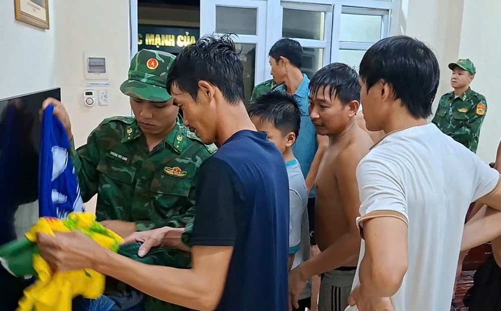 Quảng Ninh: Cứu nạn thành công 9 thuyền viên tàu cá bị chìm do sóng to - ảnh 1