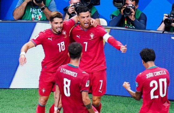 Vì sao Ronaldo luôn đứng nghiêng khi hát quốc ca?  - ảnh 1