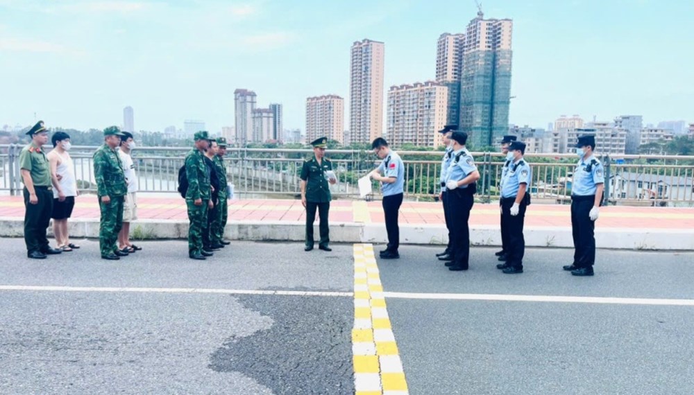 Trao trả 3 đối tượng người nước ngoài vi phạm pháp luật tại Việt Nam - ảnh 1