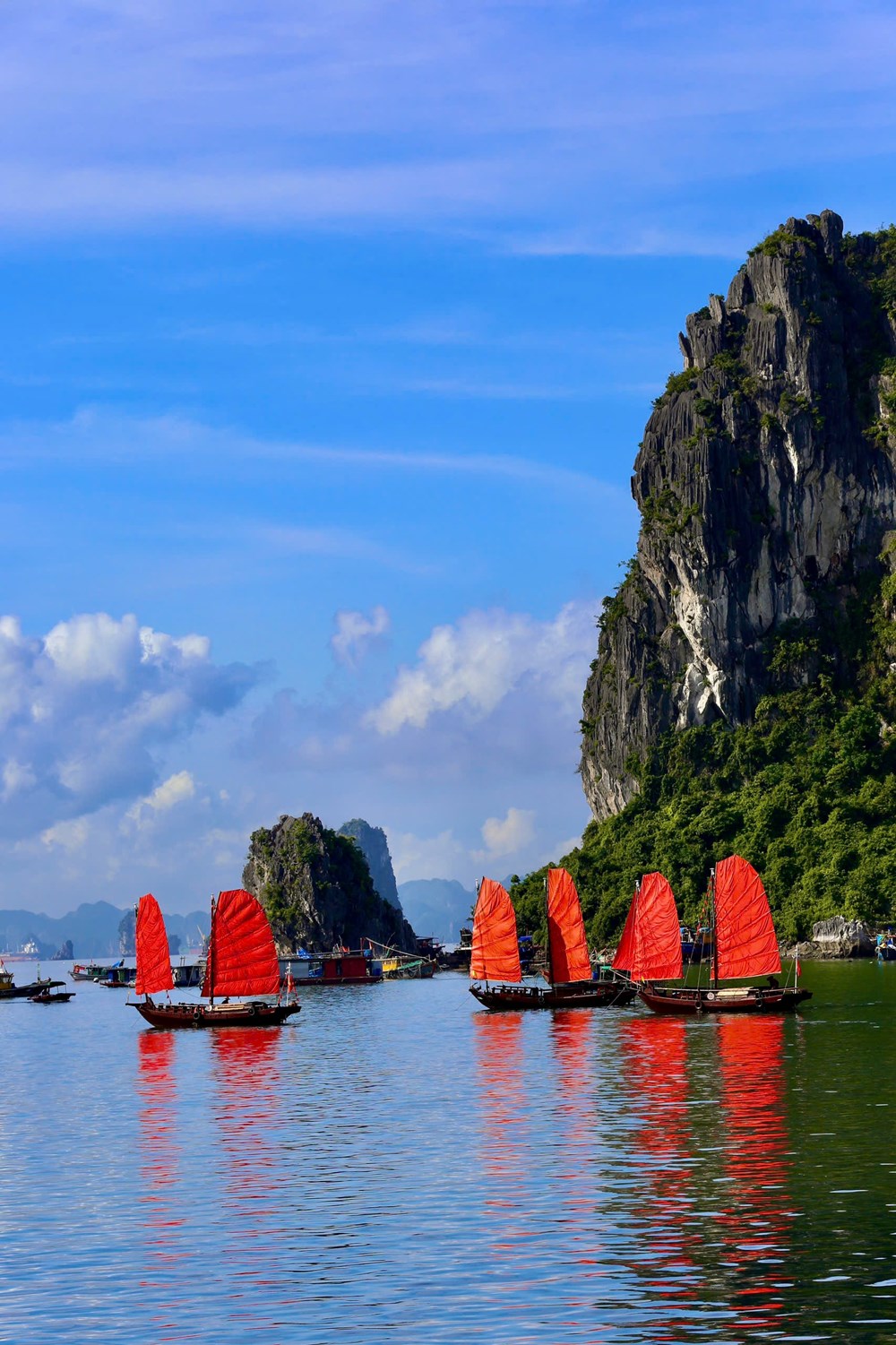 Quảng Ninh: Đón bình minh trên thuyền buồm ba vách tại di sản thế giới vịnh Hạ Long - ảnh 2