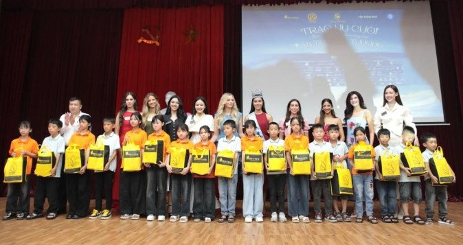 Thí sinh Miss World 2026 tặng quà tại Trung tâm Trợ giúp xã hội tỉnh Quảng Ninh - ảnh 1