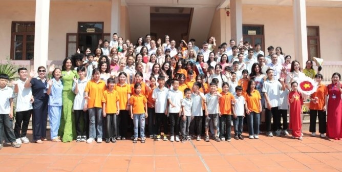 Thí sinh Miss World 2026 tặng quà tại Trung tâm Trợ giúp xã hội tỉnh Quảng Ninh - ảnh 3
