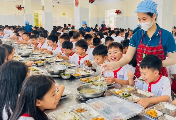 Công khai bữa ăn học đường, siết chặt an toàn thực phẩm trước năm học mới - ảnh 1
