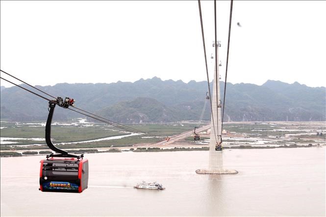 Nhiều du khách mắc kẹt tại Cát Bà đã vào đất liền bằng cáp treo - ảnh 1