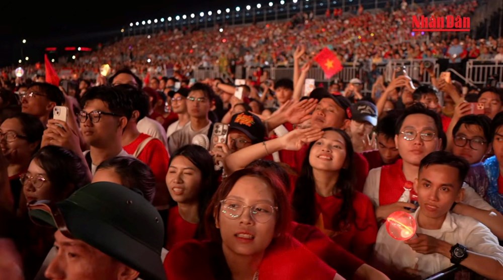 Chạm đến trái tim hàng vạn khán giả: Những khoảnh khắc đáng nhớ tại concert “Tổ quốc trong tim“ - ảnh 3