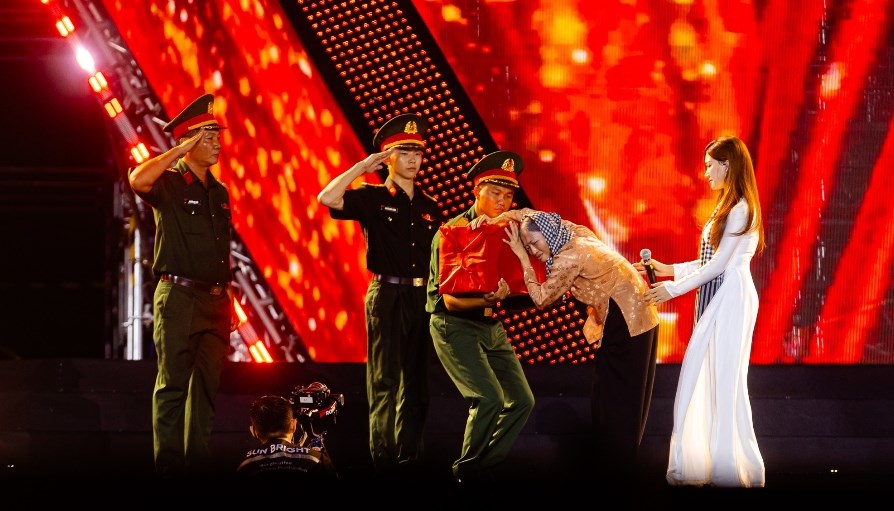 Chạm đến trái tim hàng vạn khán giả: Những khoảnh khắc đáng nhớ tại concert “Tổ quốc trong tim“ - ảnh 1