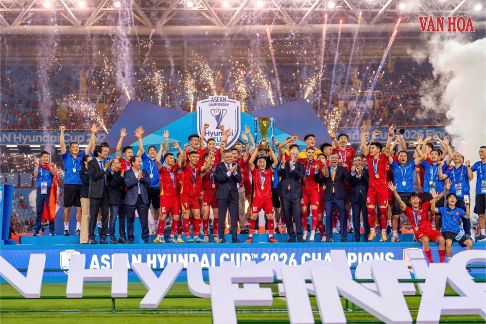 Khoảnh khắc nâng cúp vô địch ASEAN Cup 2026 của tuyển Việt Nam - ảnh 12