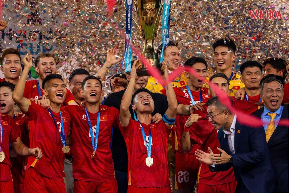 Khoảnh khắc nâng cúp vô địch ASEAN Cup 2026 của tuyển Việt Nam - ảnh 11