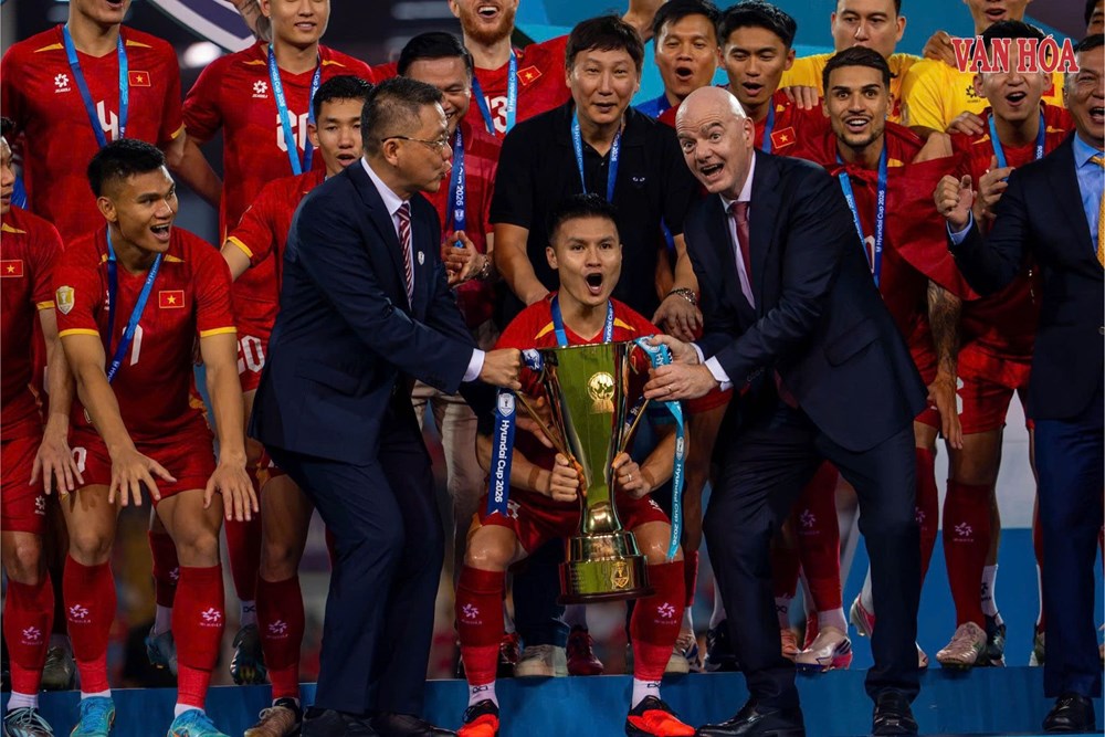Khoảnh khắc nâng cúp vô địch ASEAN Cup 2026 của tuyển Việt Nam - ảnh 10