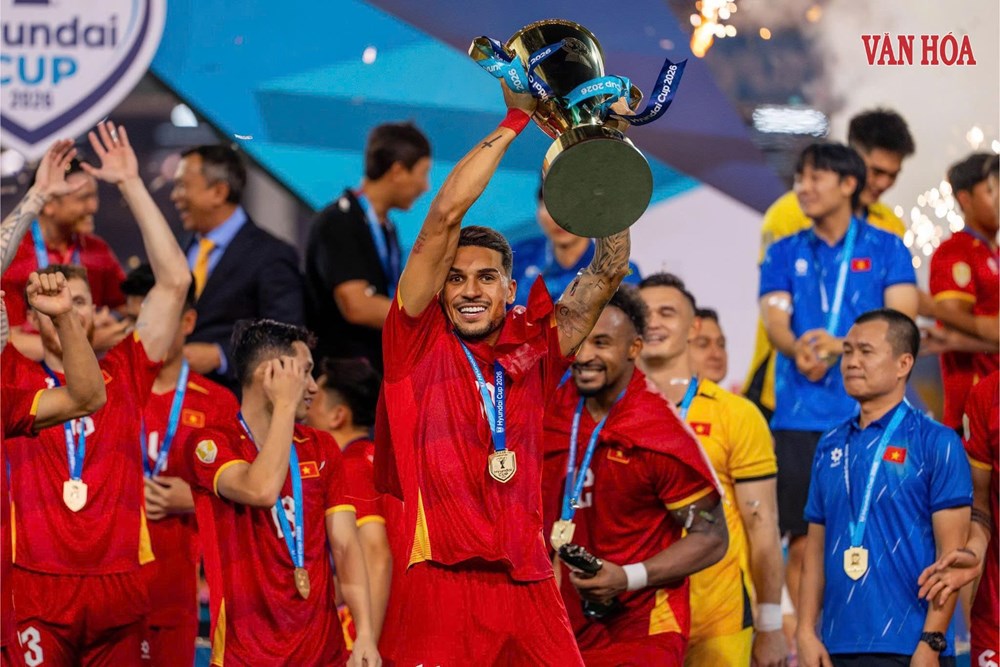 Khoảnh khắc nâng cúp vô địch ASEAN Cup 2026 của tuyển Việt Nam - ảnh 9