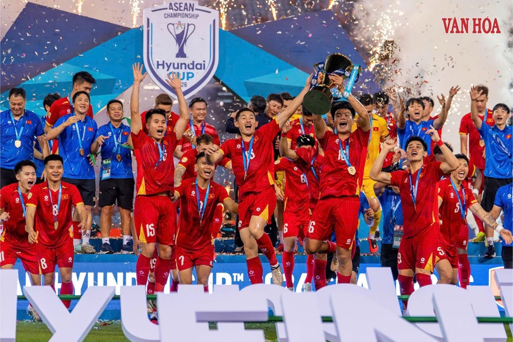 Khoảnh khắc nâng cúp vô địch ASEAN Cup 2026 của tuyển Việt Nam - ảnh 8