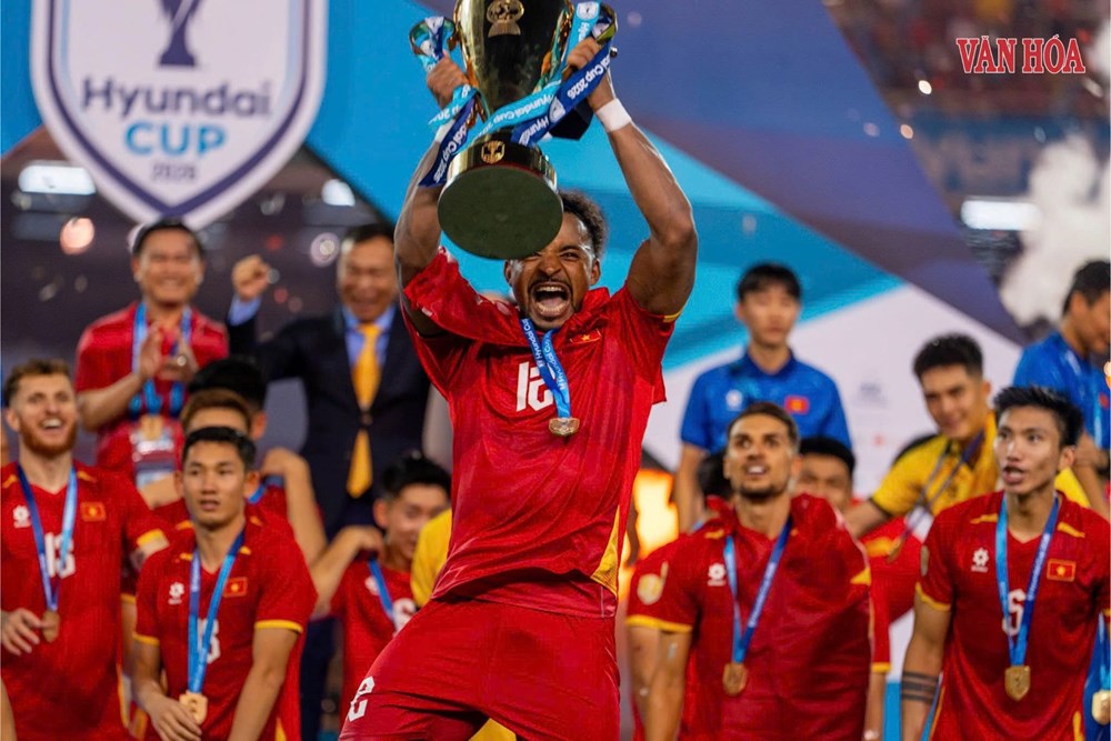 Khoảnh khắc nâng cúp vô địch ASEAN Cup 2026 của tuyển Việt Nam - ảnh 7