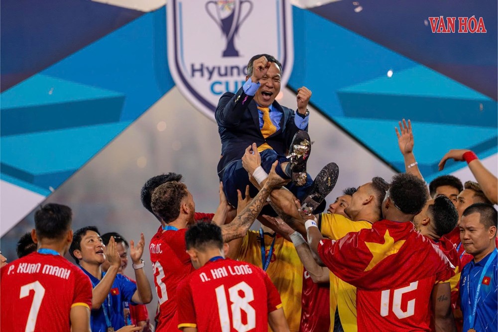 Khoảnh khắc nâng cúp vô địch ASEAN Cup 2026 của tuyển Việt Nam - ảnh 6