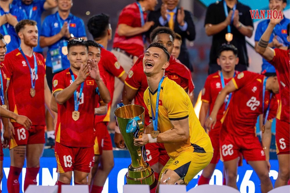 Khoảnh khắc nâng cúp vô địch ASEAN Cup 2026 của tuyển Việt Nam - ảnh 5