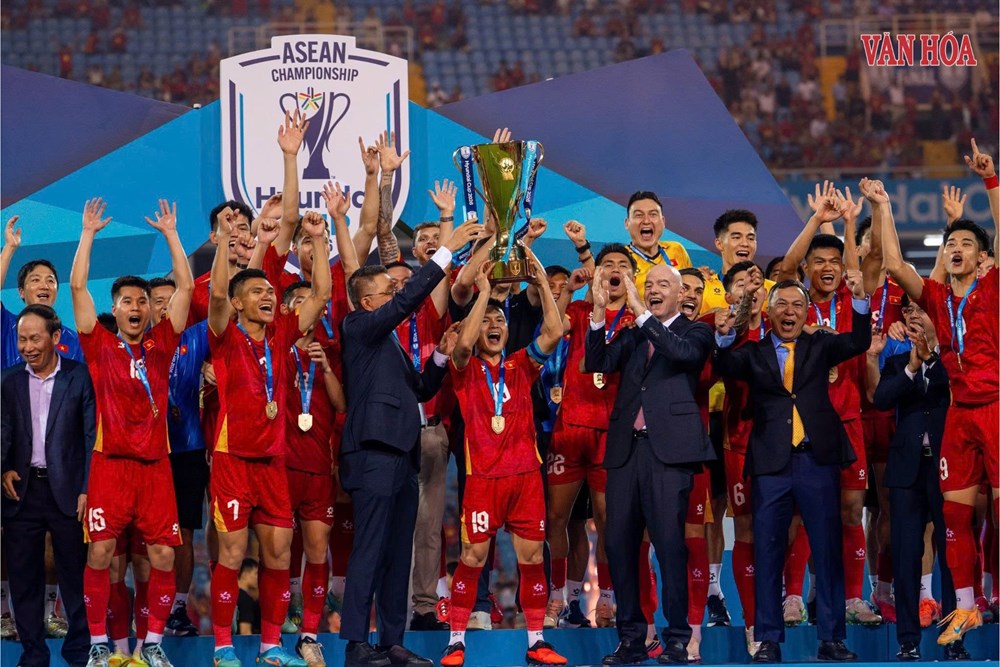 Khoảnh khắc nâng cúp vô địch ASEAN Cup 2026 của tuyển Việt Nam - ảnh 4