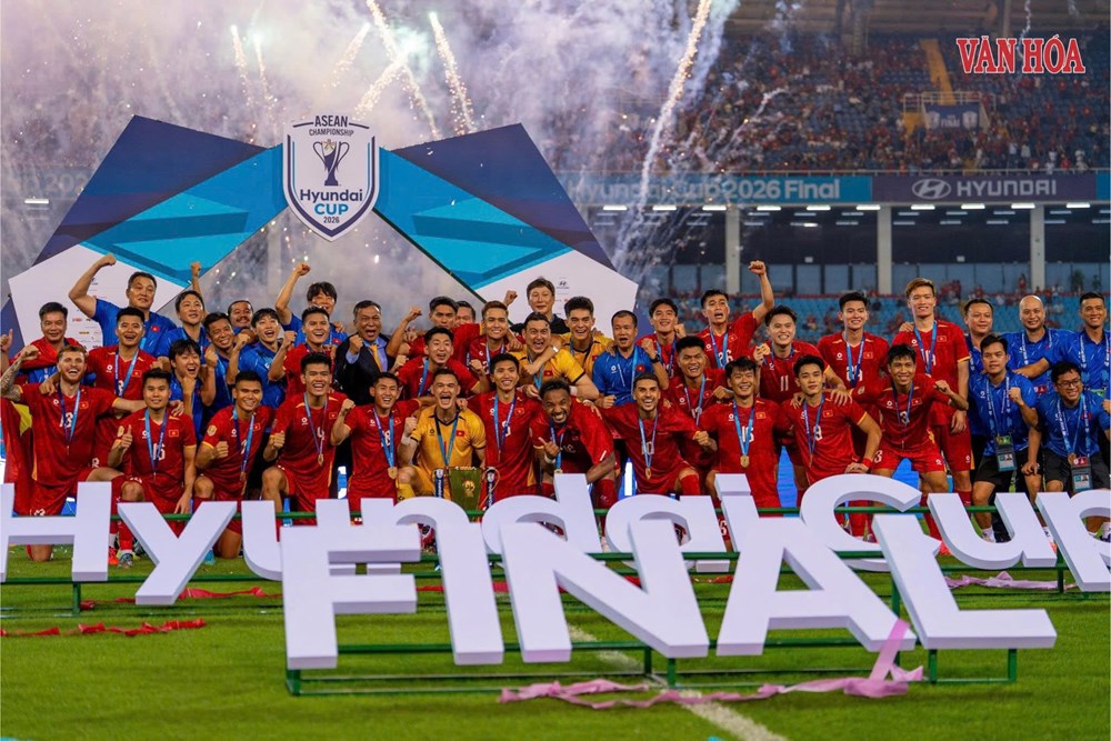 Khoảnh khắc nâng cúp vô địch ASEAN Cup 2026 của tuyển Việt Nam - ảnh 3