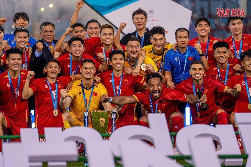 Khoảnh khắc nâng cúp vô địch ASEAN Cup 2026 của tuyển Việt Nam - ảnh 2