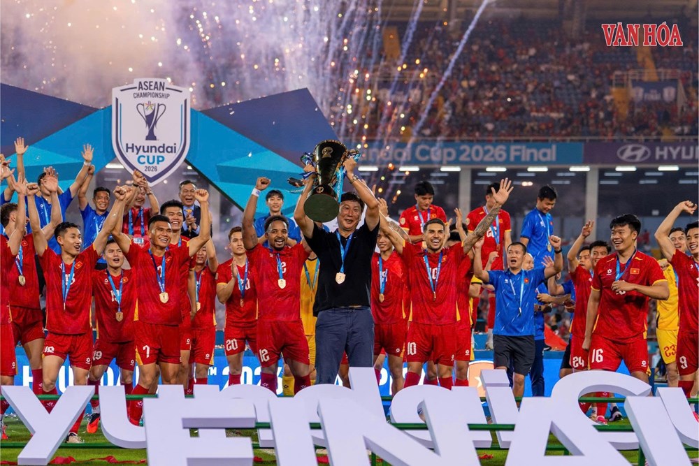 Khoảnh khắc nâng cúp vô địch ASEAN Cup 2026 của tuyển Việt Nam - ảnh 1