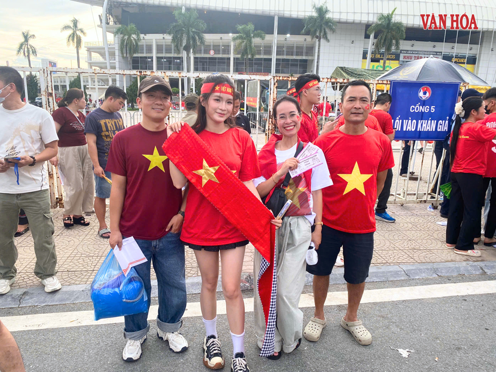 Cổ động viên Việt Nam “sục sôi” trước trận chung kết ASEAN Cup 2026 - ảnh 8