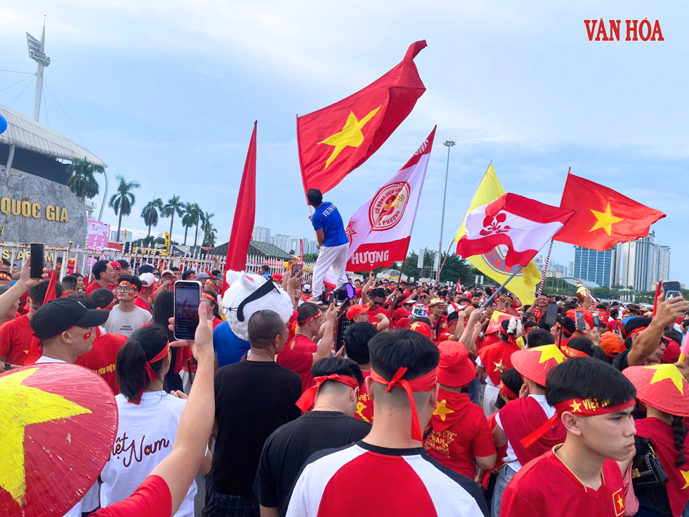 Cổ động viên Việt Nam “sục sôi” trước trận chung kết ASEAN Cup 2026 - ảnh 1