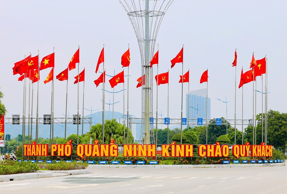 Quảng Ninh rực rỡ cờ hoa chào đón thời khắc ý nghĩa, mở ra hành trình mới - ảnh 1