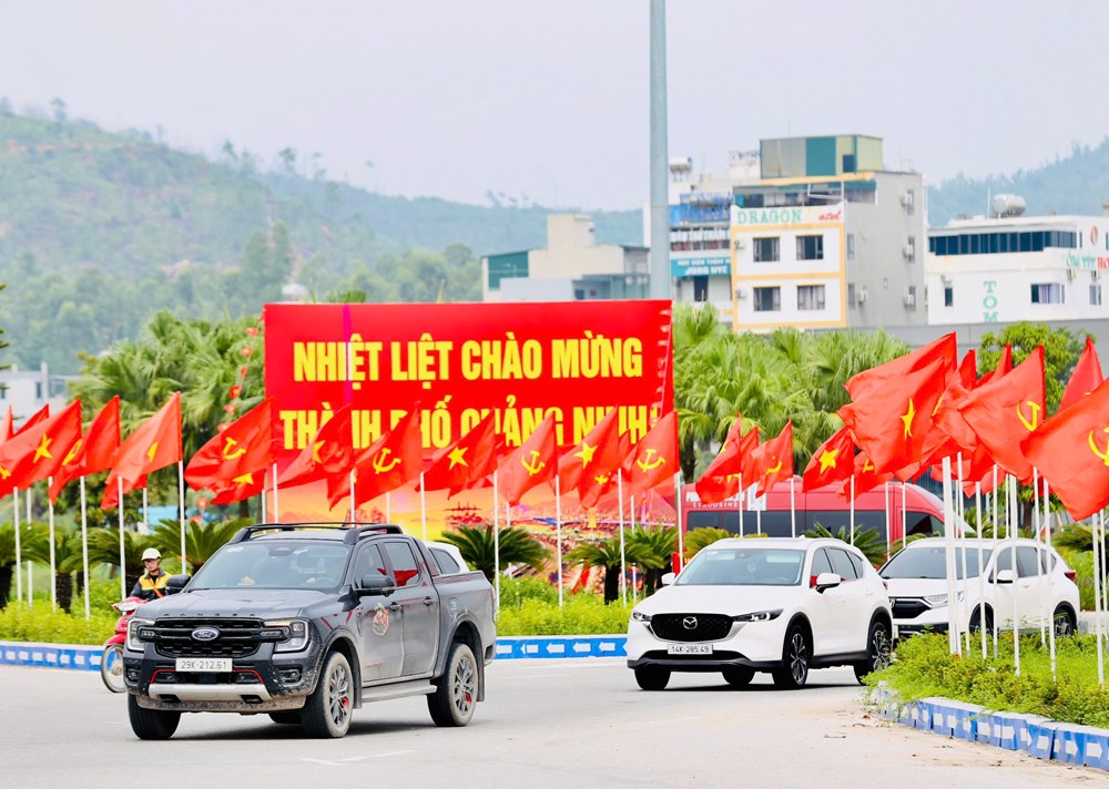 Quảng Ninh rực rỡ cờ hoa chào đón thời khắc ý nghĩa, mở ra hành trình mới - ảnh 2