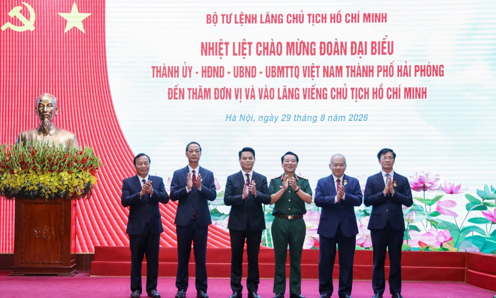 Lãnh đạo thành phố Hải Phòng vào Lăng viếng Chủ tịch Hồ Chí Minh - ảnh 3