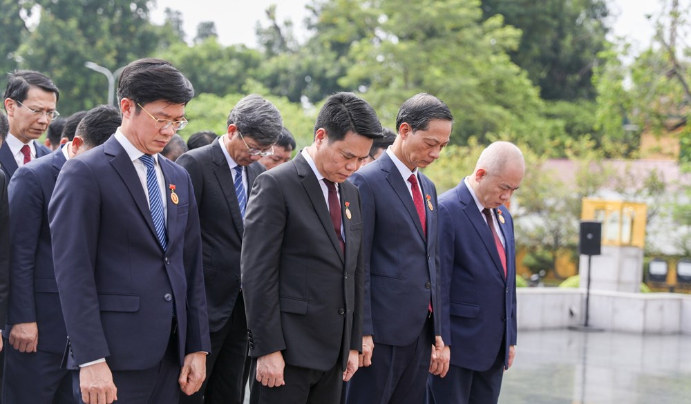 Lãnh đạo thành phố Hải Phòng vào Lăng viếng Chủ tịch Hồ Chí Minh - ảnh 2