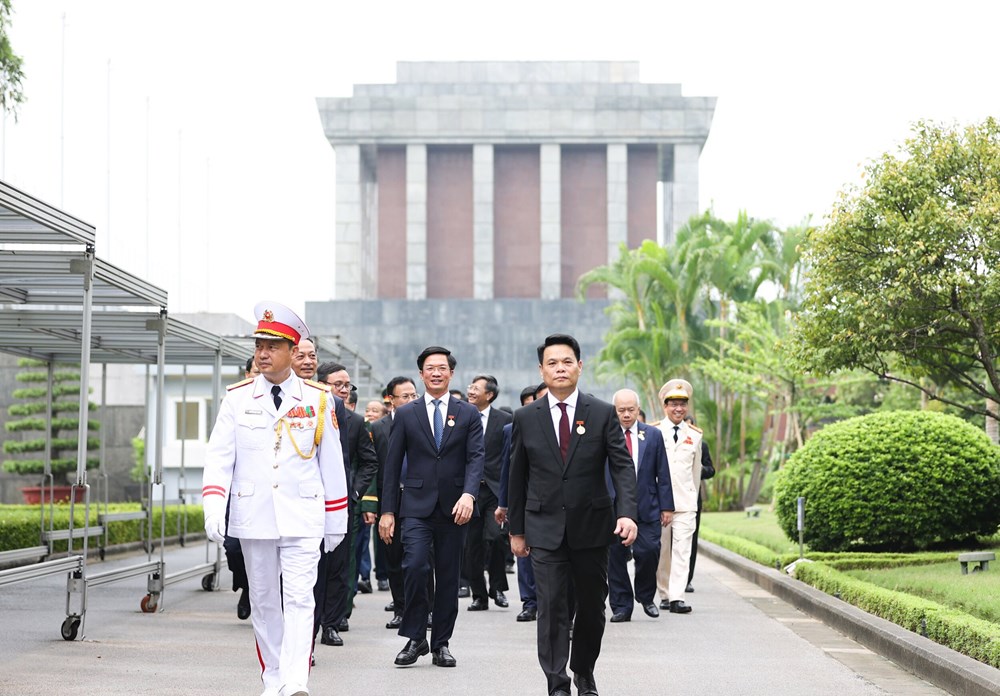 Lãnh đạo thành phố Hải Phòng vào Lăng viếng Chủ tịch Hồ Chí Minh - ảnh 1