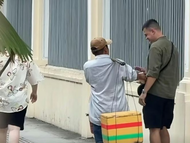 Công an vào cuộc xác minh vụ người đàn ông bán 330.000 đồng/quả dừa cho du khách tại TP.HCM - ảnh 1