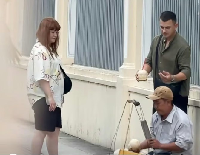 Công an vào cuộc xác minh vụ người đàn ông bán 330.000 đồng/quả dừa cho du khách tại TP.HCM - ảnh 2