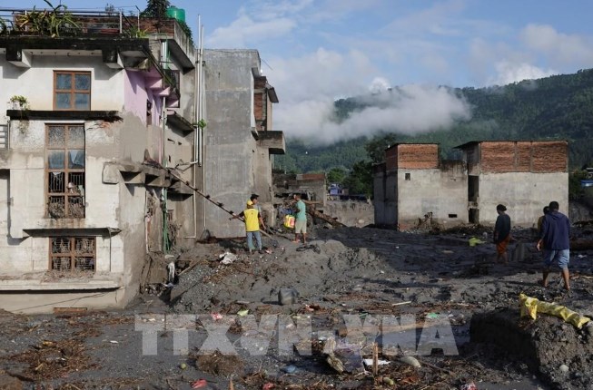 Cậu bé Nepal 8 tuổi sống sót hy hữu sau 3 ngày mắc kẹt trên ngọn cây giữa dòng lũ dữ - ảnh 1