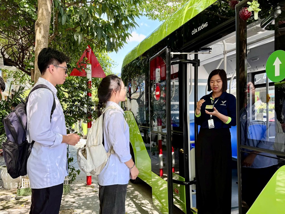 Quảng Ninh tiên phong đưa đón học sinh miễn phí bằng xe buýt - ảnh 1