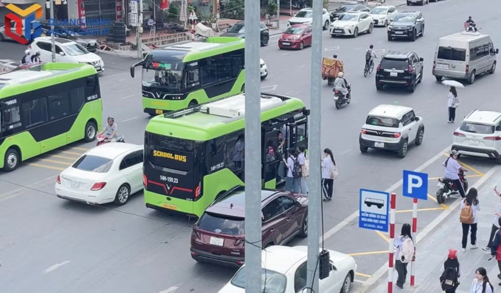Xe cá nhân ngang nhiên lấn chiếm điểm đón, trả học sinh bằng xe buýt tại Quảng Ninh - ảnh 1