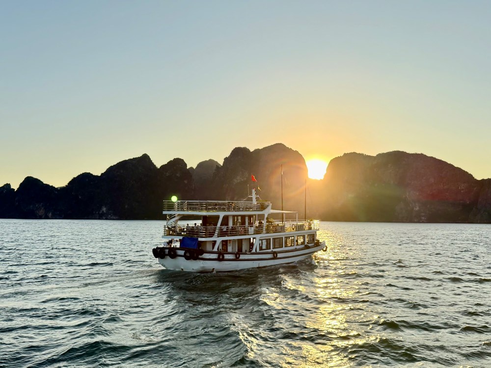 Quảng Ninh đón 18,8 triệu lượt khách 9 tháng, thu 56.400 tỉ đồng - ảnh 1