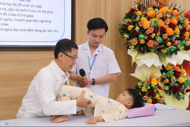 Nâng cao nhận thức, chăm sóc đúng cách cho trẻ mắc bệnh teo cơ tủy - ảnh 1