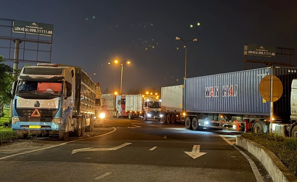 Xe đầu kéo chở trụ bê tông bị lật nghiêng trên QL5 - ảnh 1