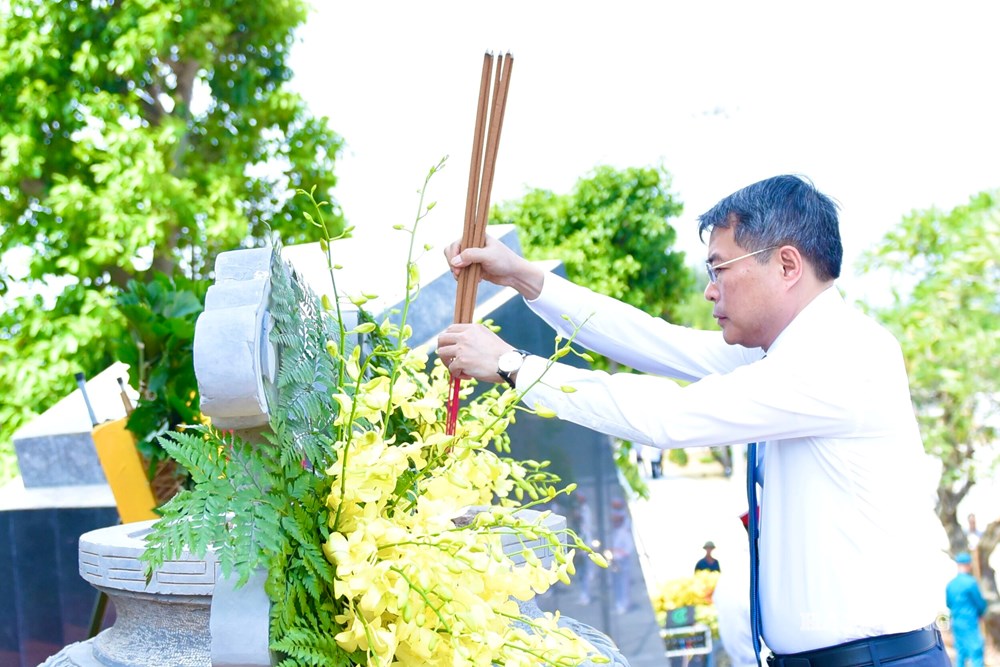 Thủ tướng dâng hương tưởng niệm tại Khu Di tích quốc gia đặc biệt Bến K15 - ảnh 1