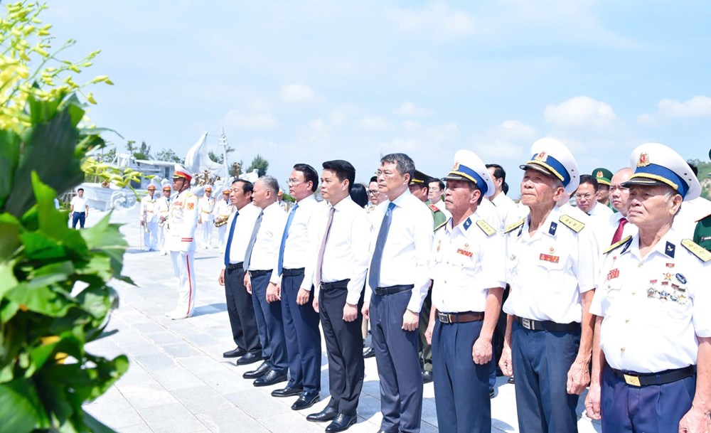 Thủ tướng dâng hương tưởng niệm tại Khu Di tích quốc gia đặc biệt Bến K15 - ảnh 2