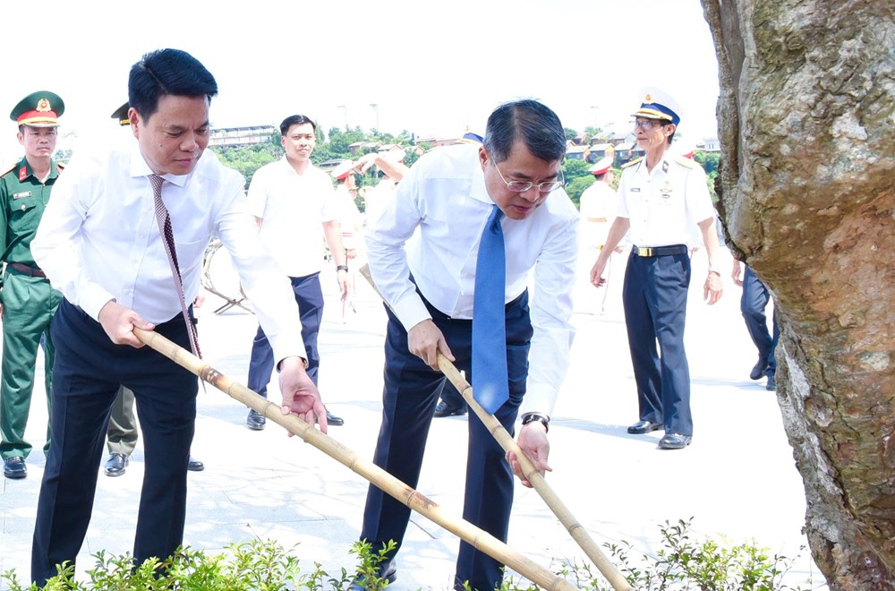 Thủ tướng dâng hương tưởng niệm tại Khu Di tích quốc gia đặc biệt Bến K15 - ảnh 3