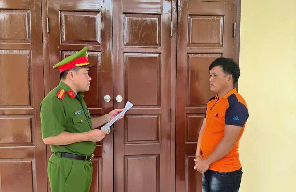 Chở thuê khí cười, bị khởi tố về tội “Vận chuyển hàng cấm” - ảnh 1